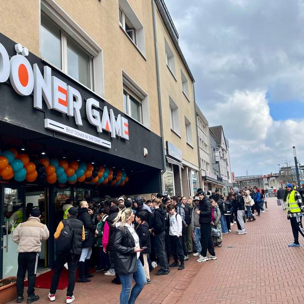 Schlange vor Döner-Laden
