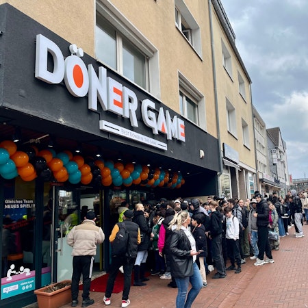 Schlange vor Döner-Laden