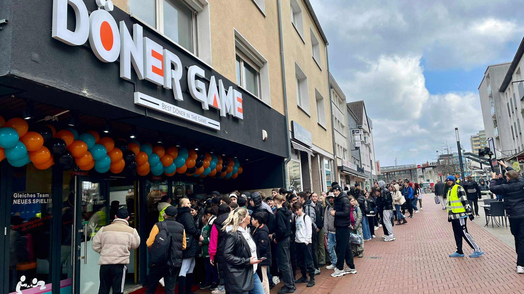 Schlange vor Döner-Laden