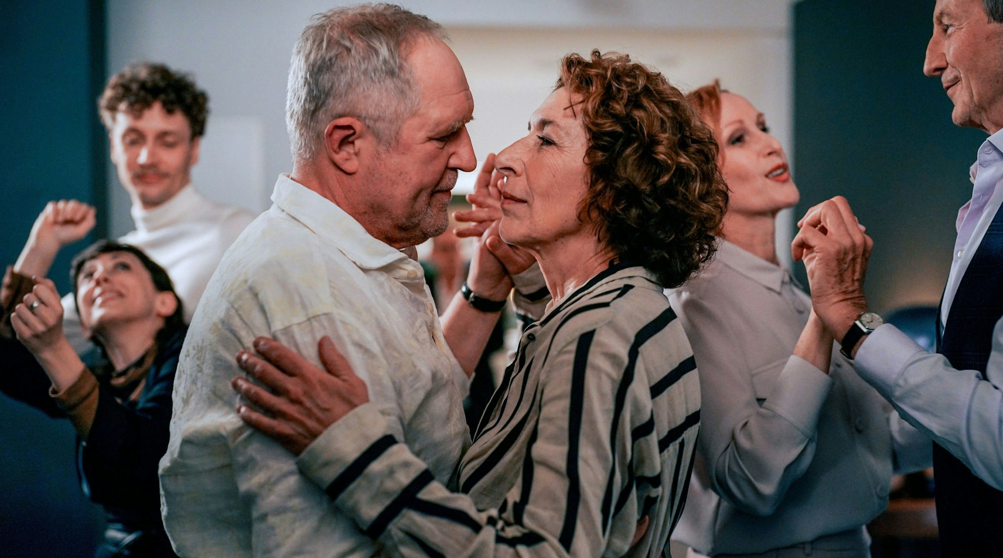 Moritz Eisner (Harald Krassnitzer) und Bibi Fellner (Adele Neuhauser) tanzen und schauen sich in die Augen. Im Hintergrund weitere tanzende Paare.