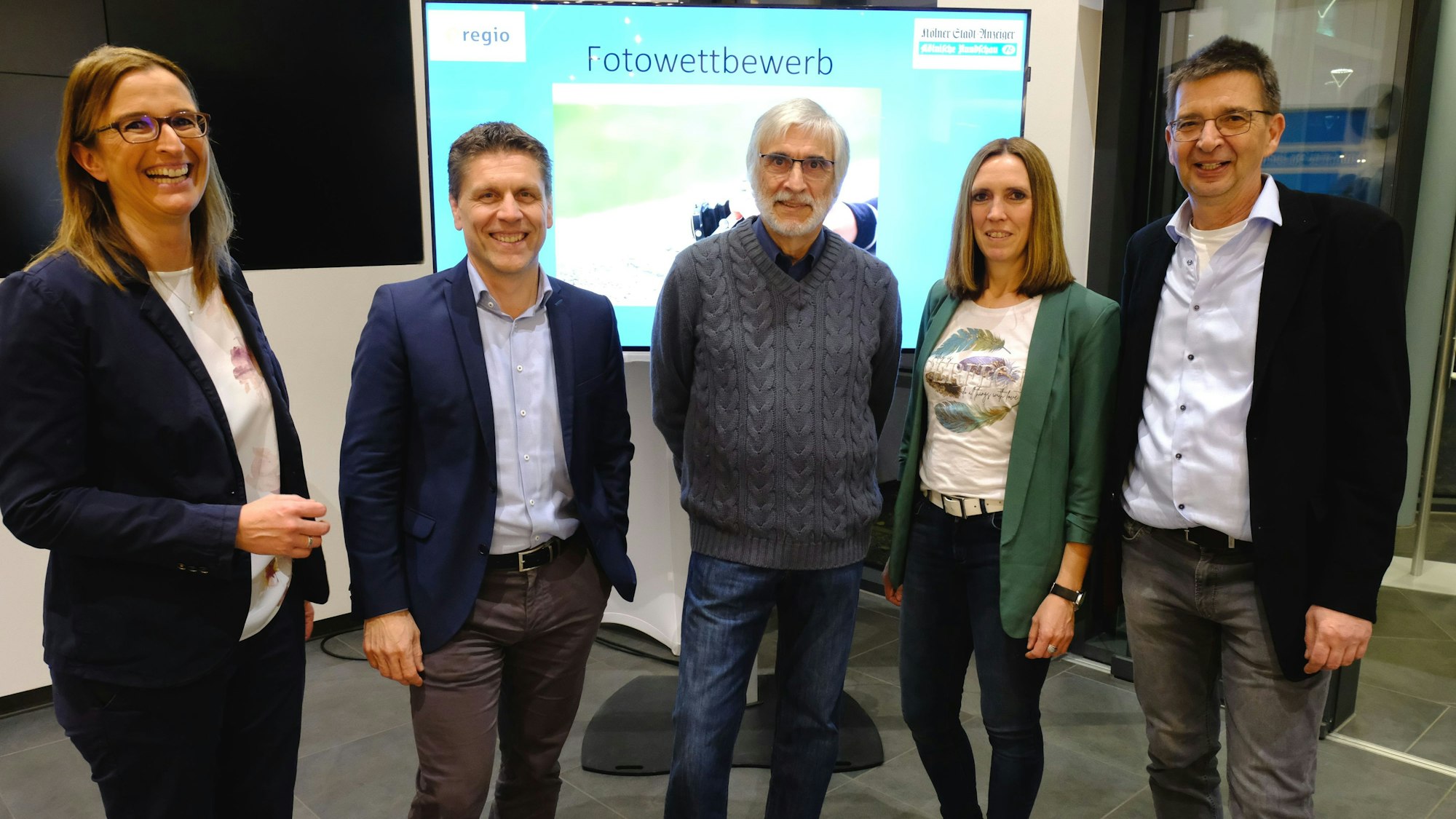 Ramona Hammes (v.l.), e-regio-Geschäftsführer Stefan Dott, Sieger Hans Theo Krüger, die Zweitplatzierte Kerstin Wielspütz und Christoph Heup bei der Siegerehrung.