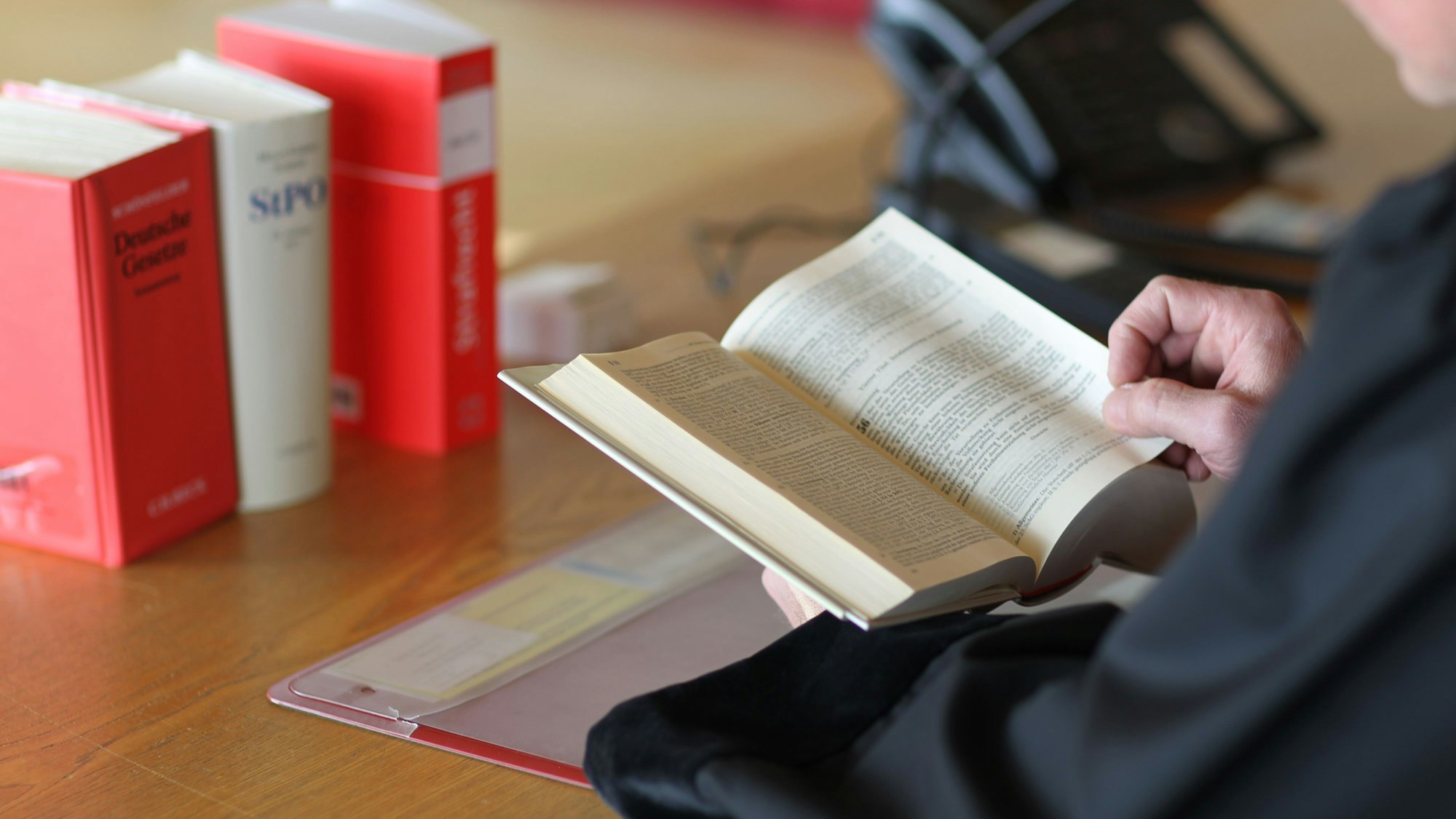 Gesetzeswerke auf einem Richtertisch