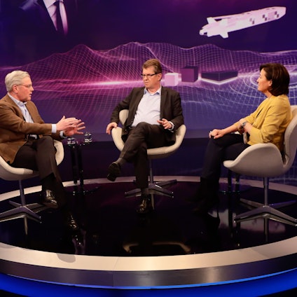 Norbert Röttgen (CDU, l.) und Ralf Stegner (SPD, M.) bekommen sich bei Sandra Maischberger (l.) in die Haare.
