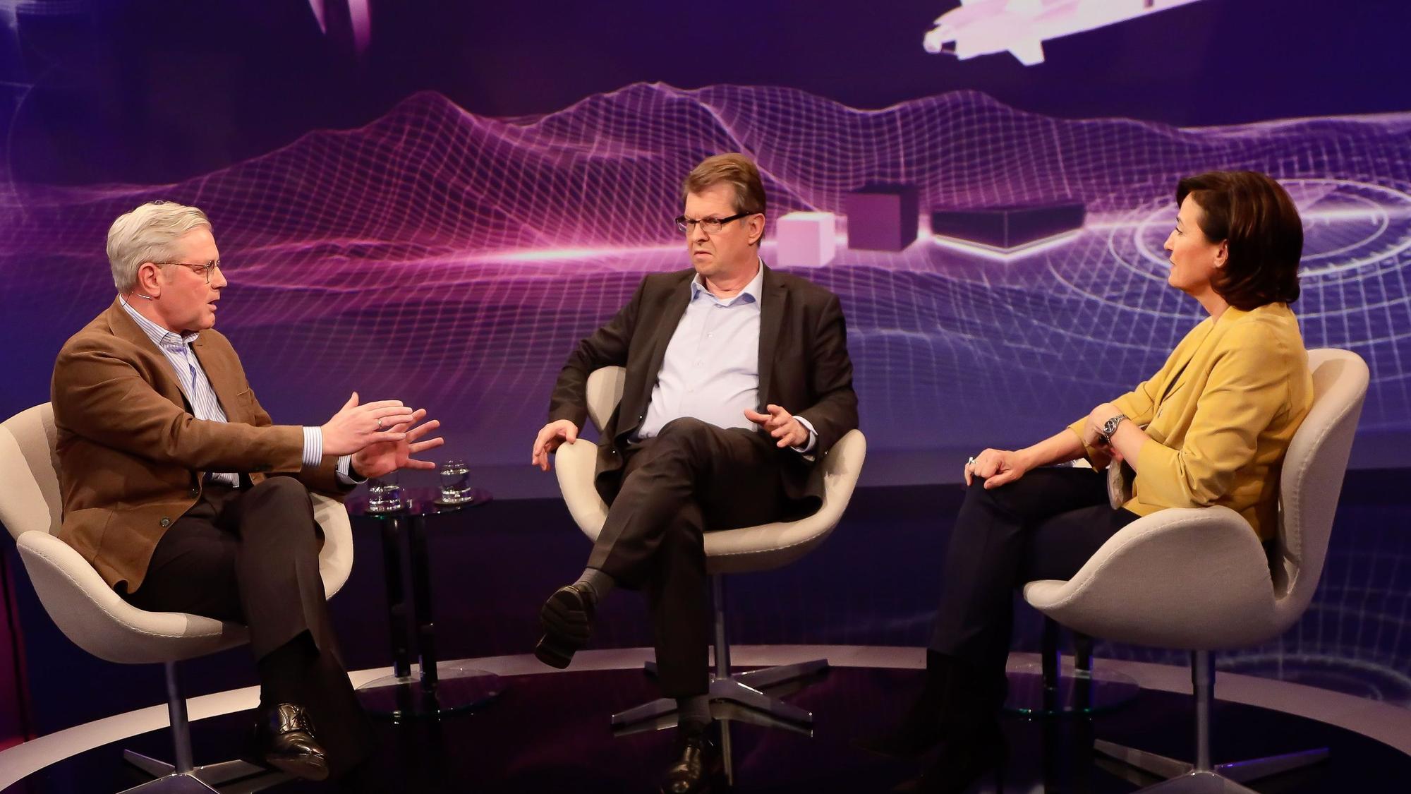 Norbert Röttgen (CDU, l.) und Ralf Stegner (SPD, M.) bekommen sich bei Sandra Maischberger (l.) in die Haare.