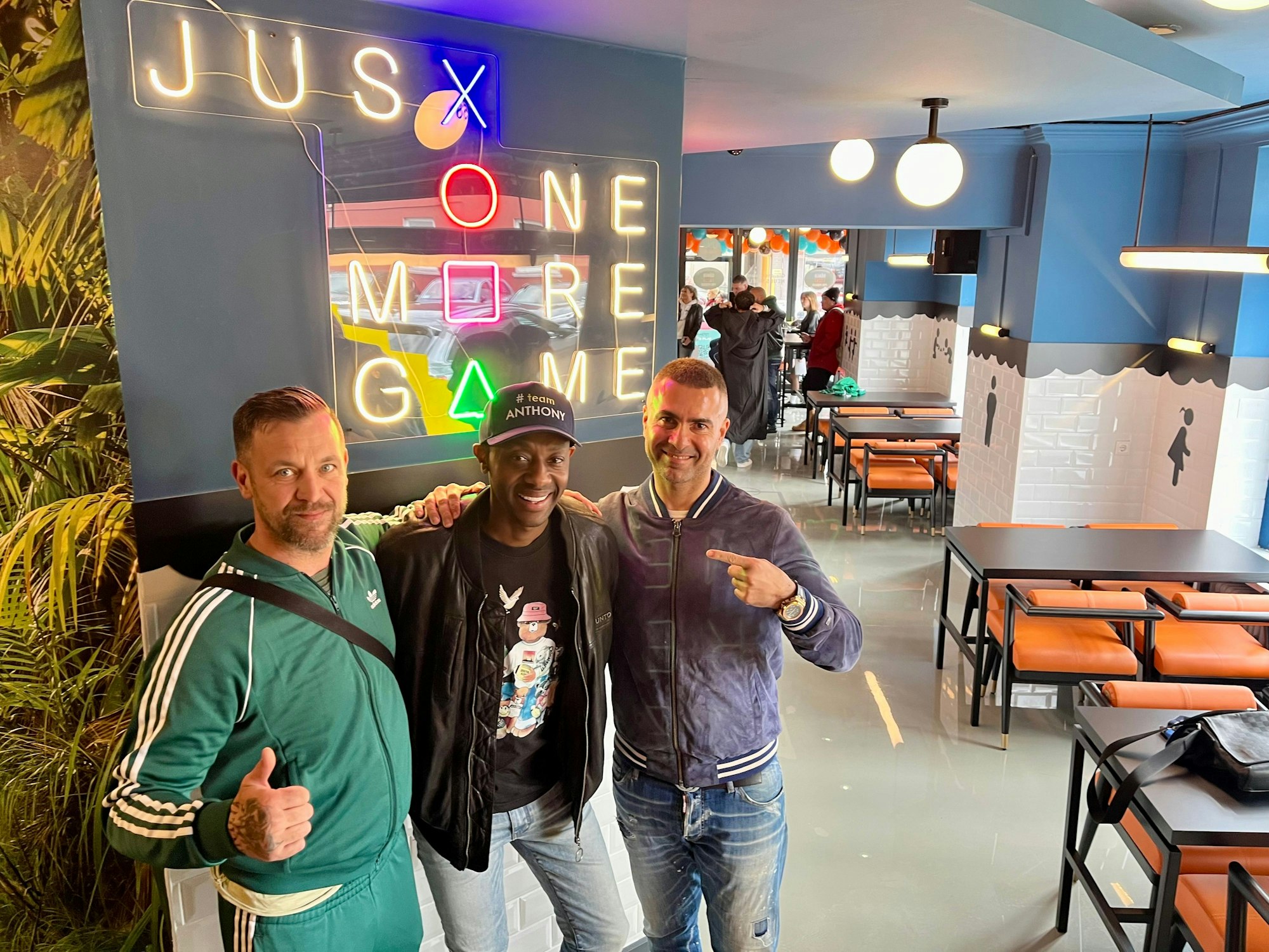 Drei Männer im Dönerladen