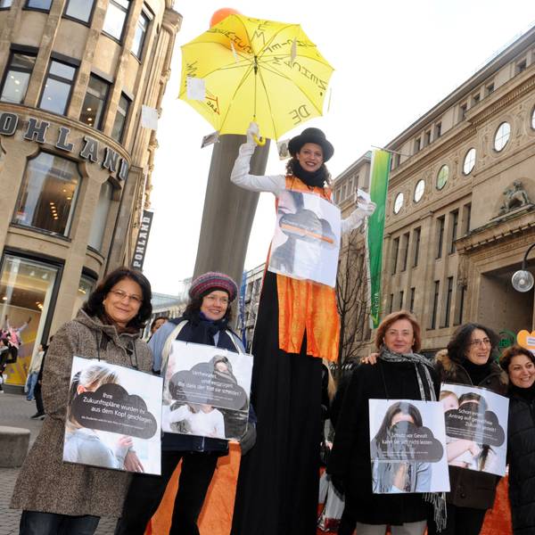 Eine Gruppe Frauen bei einer Kundgebung zum Weltfrauentag in Köln.