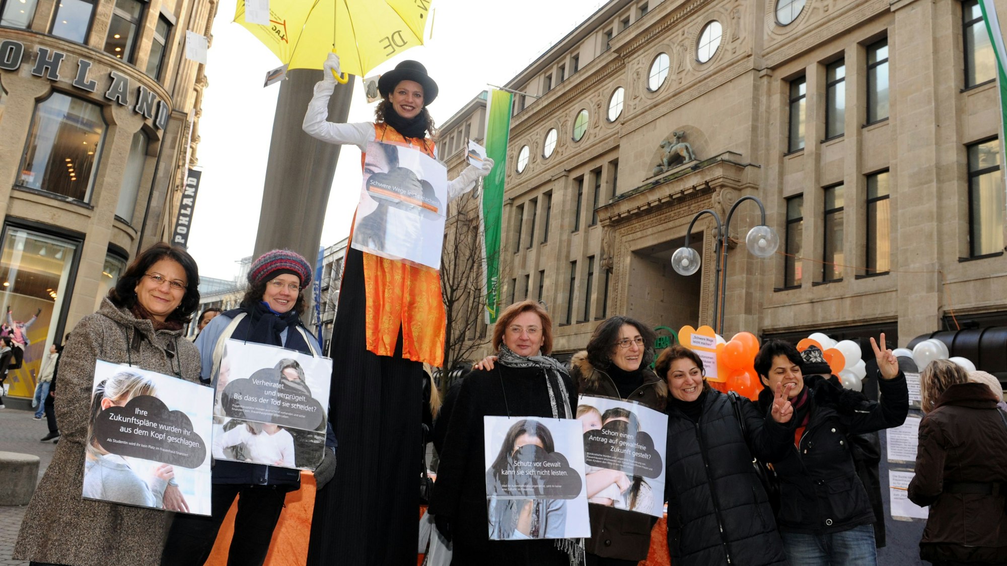 Eine Gruppe Frauen bei einer Kundgebung zum Weltfrauentag in Köln.