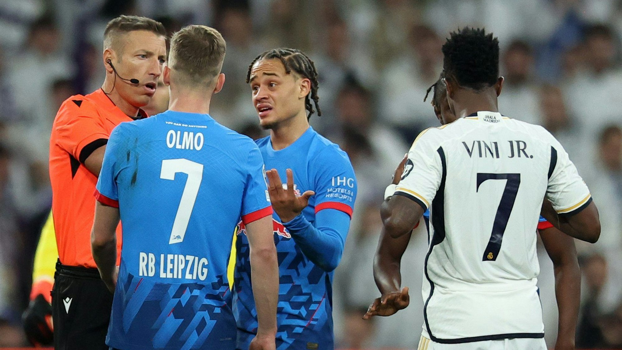 RB Leipzigs Dani Olmo und Xavi Simons diskutieren mit Schiedsrichter Davide Massa.