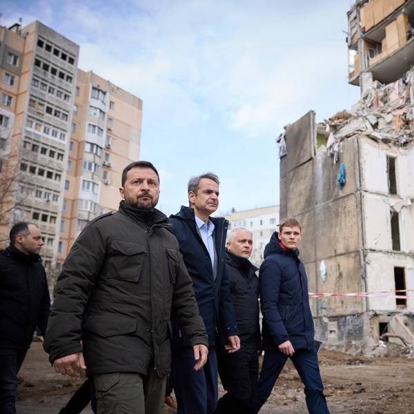 Wolodymyr Selenskyj (l), Präsident der Ukraine, und Kyriakos Mitsotakis (M), Ministerpräsident von Griechenland, gehen durch ein von einem russischen Angriff beschädigtes Wohngebiet in Odessa.
