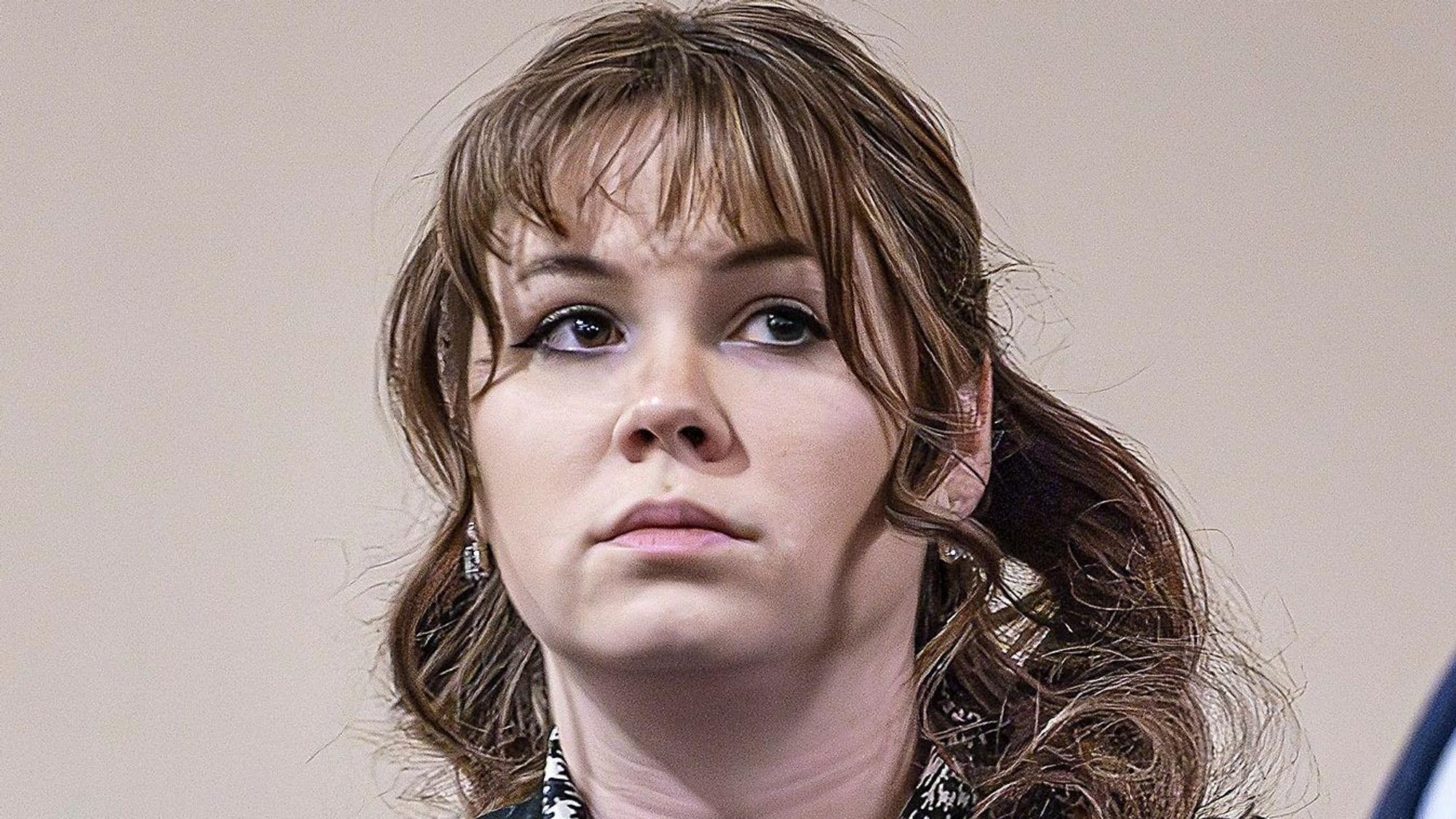 Hannah Gutierrez-Reed, Waffenmeisterin, steht während ihres Prozesses wegen fahrlässiger Tötung im Gerichtsgebäude. En Prozess gegen Alec Baldwin startet im Juli.