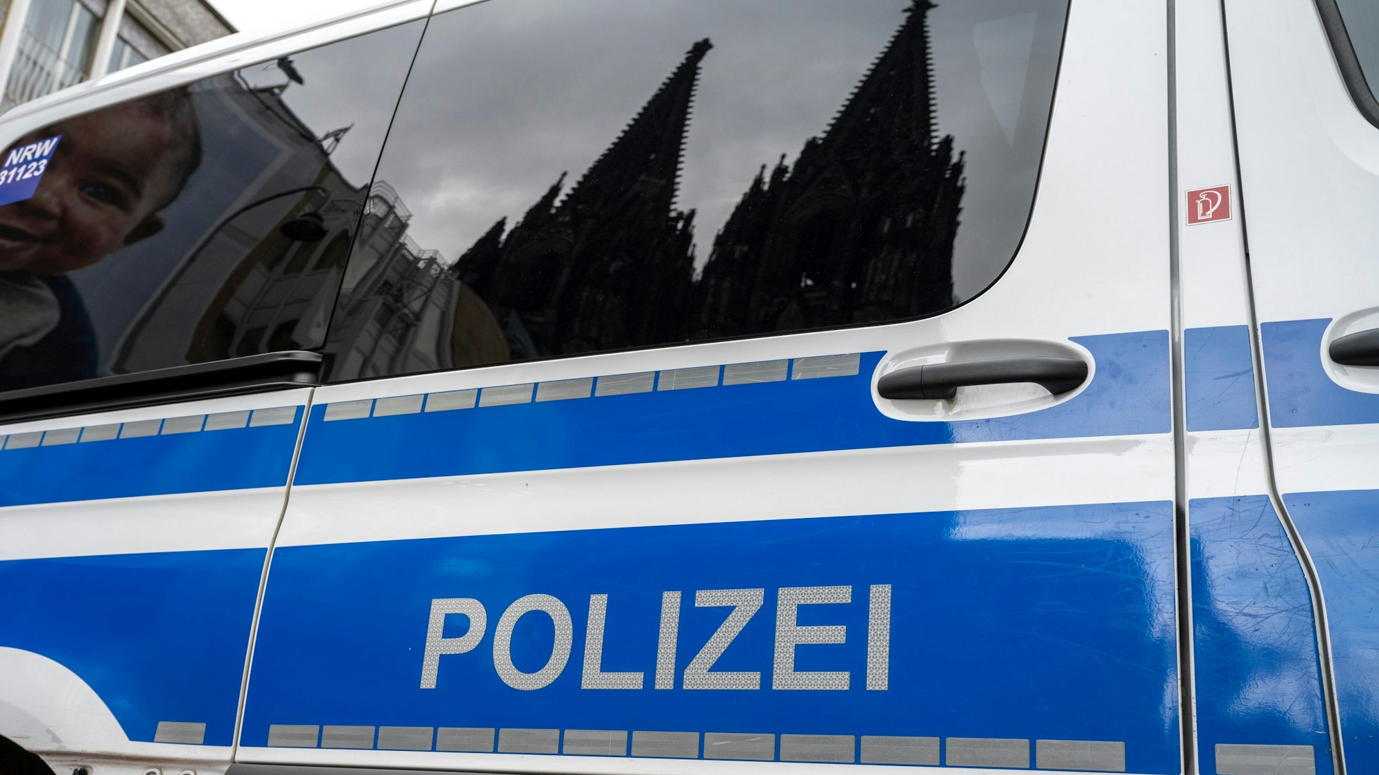 01.03.2024, Köln: Die Polizei ist in der Innenstadt am Dom im Einsatz. Foto: Uwe Weiser
