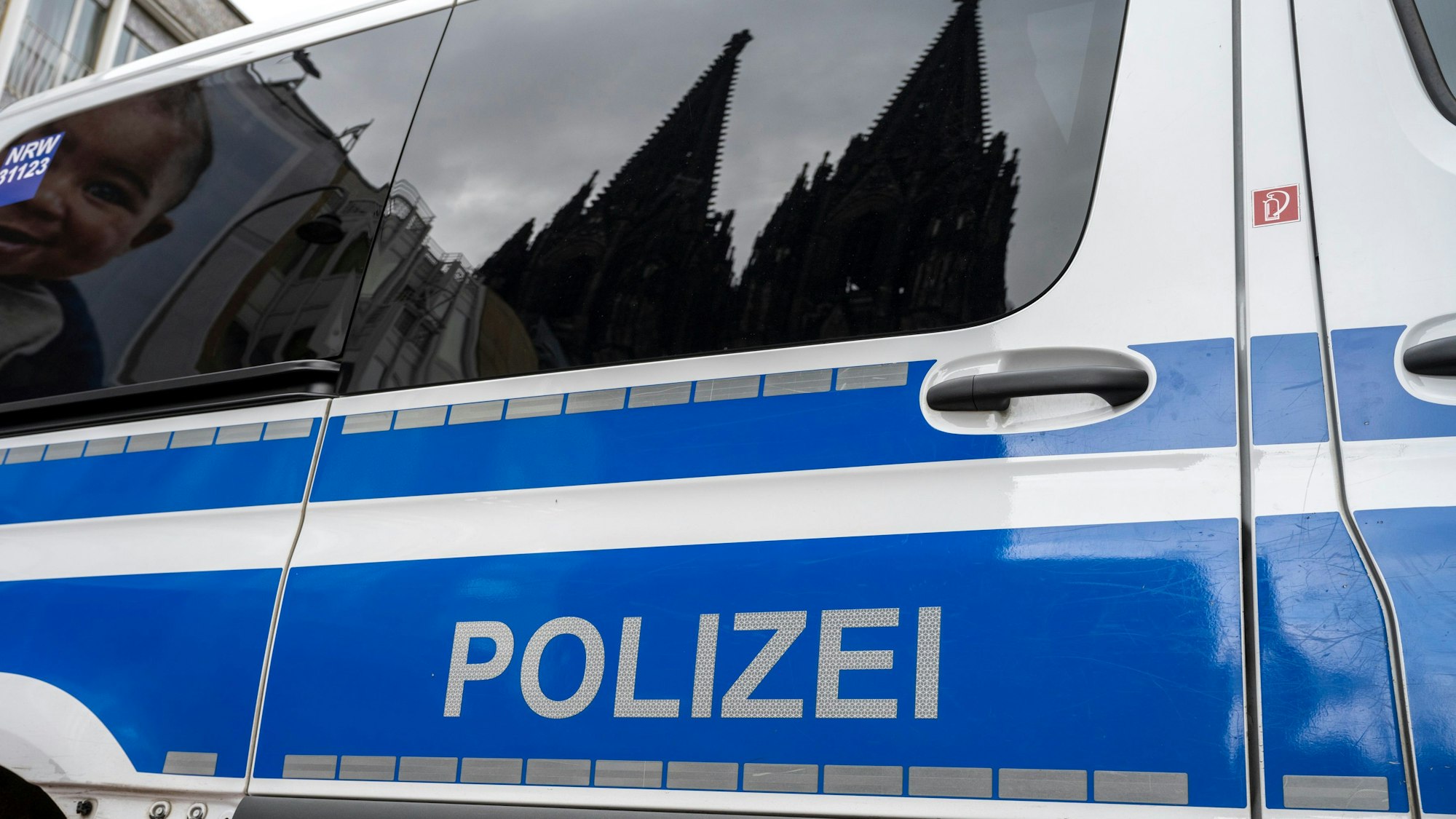 01.03.2024, Köln: Die Polizei ist in der Innenstadt am Dom im Einsatz. Foto: Uwe Weiser