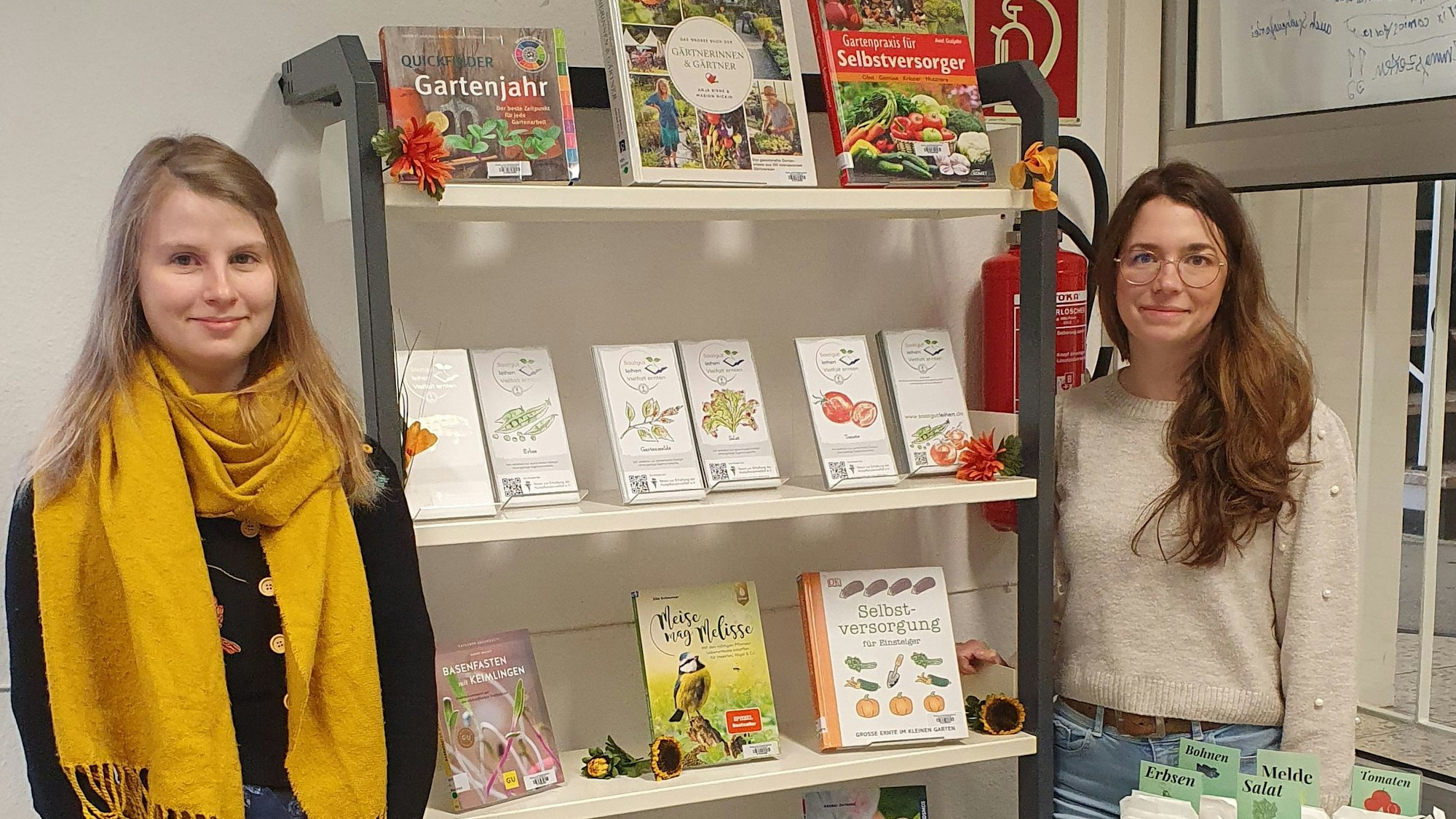 Katharina School (recht) und Jenny Berger sind in der Gummersbacher Kreis- und Stadtbücherei gerne behilflich bei der Auswahl des Saatguts und der passenden Literatur.
