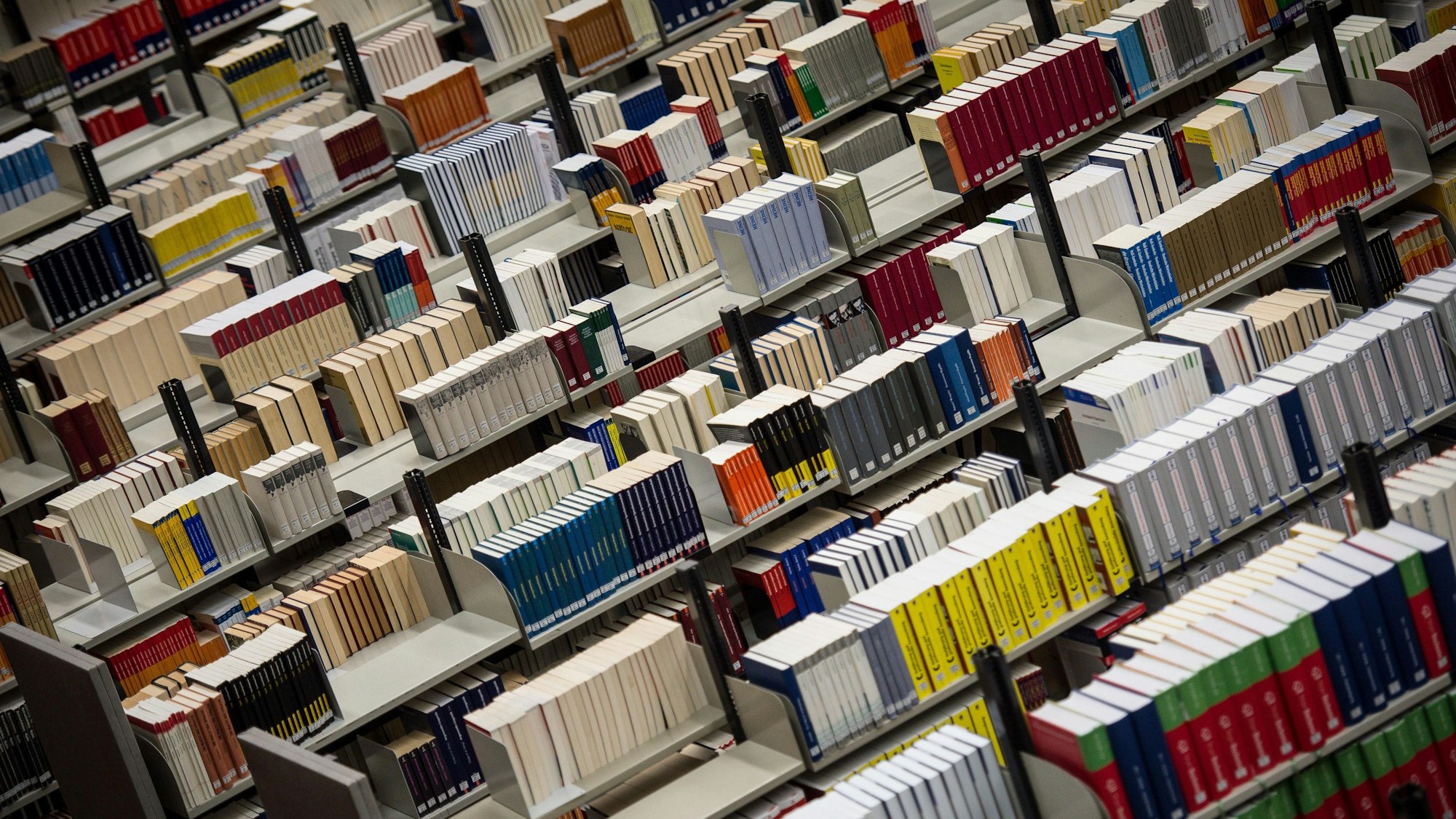 Nordrhein-Westfalen, Düsseldorf: Bücher in der Bibliothek in der Heinrich-Heine-Universität während der Langen Nacht der aufgeschobenen Hausarbeiten. (Archivbild)