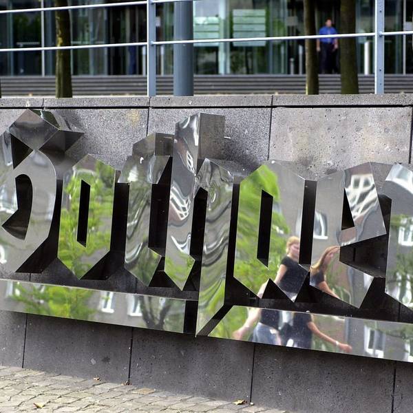 Passanten spiegeln sich am Freitag (18.07.2003) im geputzten Logo der Gothaer Versicherung in Köln. Der Versicherungskonzern gibt bei einer Bilanzpressekonferenz am Montag (21.07.2003) die Zahlen für das vergangene Jahr bekannt. Foto: Roland Scheidemann dpa/lnw |
