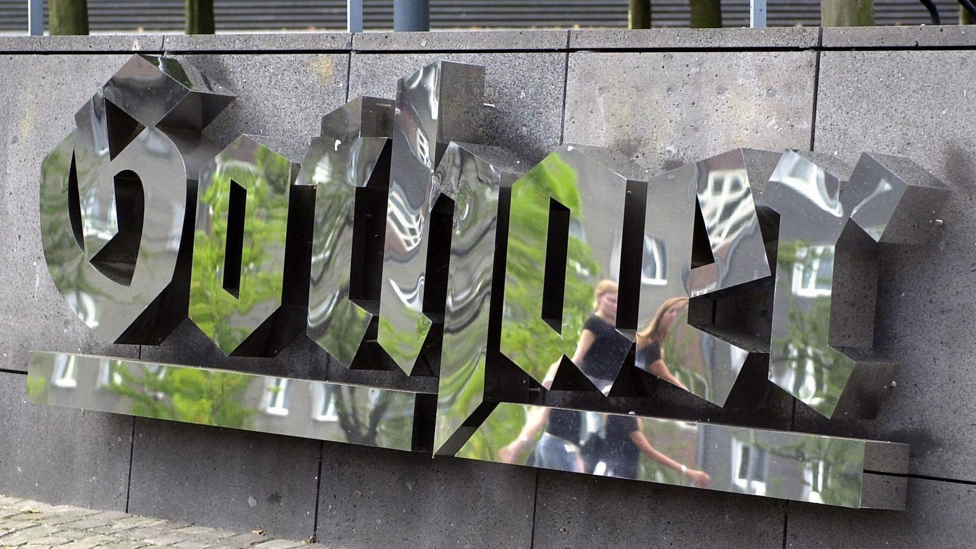 Passanten spiegeln sich am Freitag (18.07.2003) im geputzten Logo der Gothaer Versicherung in Köln. Der Versicherungskonzern gibt bei einer Bilanzpressekonferenz am Montag (21.07.2003) die Zahlen für das vergangene Jahr bekannt. Foto: Roland Scheidemann dpa/lnw |