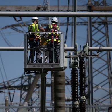 ARCHIV - 10.08.2023, Baden-Württemberg, Markgröningen: Mitarbeiter der Transnet BW führen in einem abgeschalteten Bereich des Umspannwerks Pulverdingen Wartungsarbeiten an einer 380 000 Volt Höchstspannungsanlage durch. (zu dpa: «Rechnungshof: Bundesregierung ist bei Energiewende «nicht auf Kurs»») Foto: Marijan Murat/dpa +++ dpa-Bildfunk +++