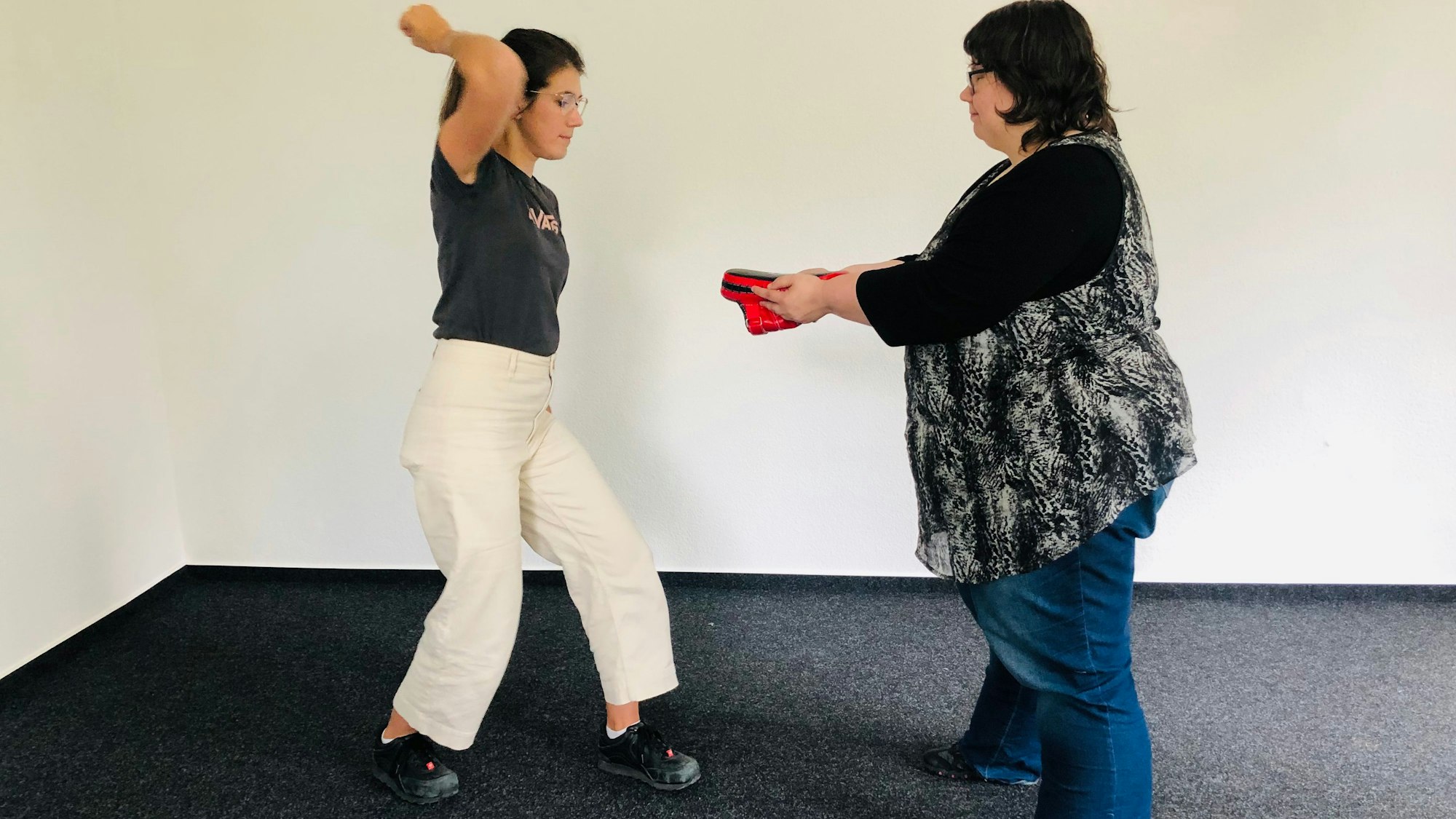 Jana Busch und Jenny Querfurth trainieren die „Hammerfaust“.