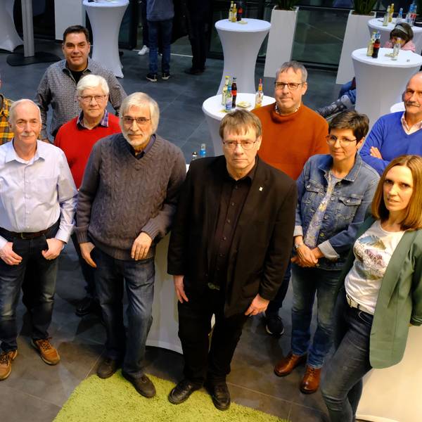Gruppenbild der Sieger des Fotowettbewerbs der Kölnischen Rundschau und des „Kölner Stadt-Anzeiger“ im Kreis Euskirchen mit e-regio-Geschäftsführer Stefan Dott (l.).