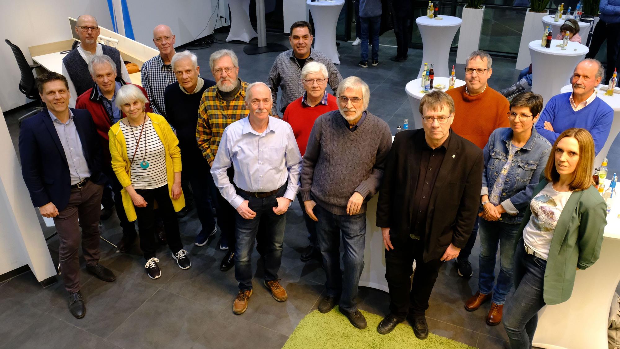 Gruppenbild der Sieger des Fotowettbewerbs der Kölnischen Rundschau und des „Kölner Stadt-Anzeiger“ im Kreis Euskirchen mit e-regio-Geschäftsführer Stefan Dott (l.).