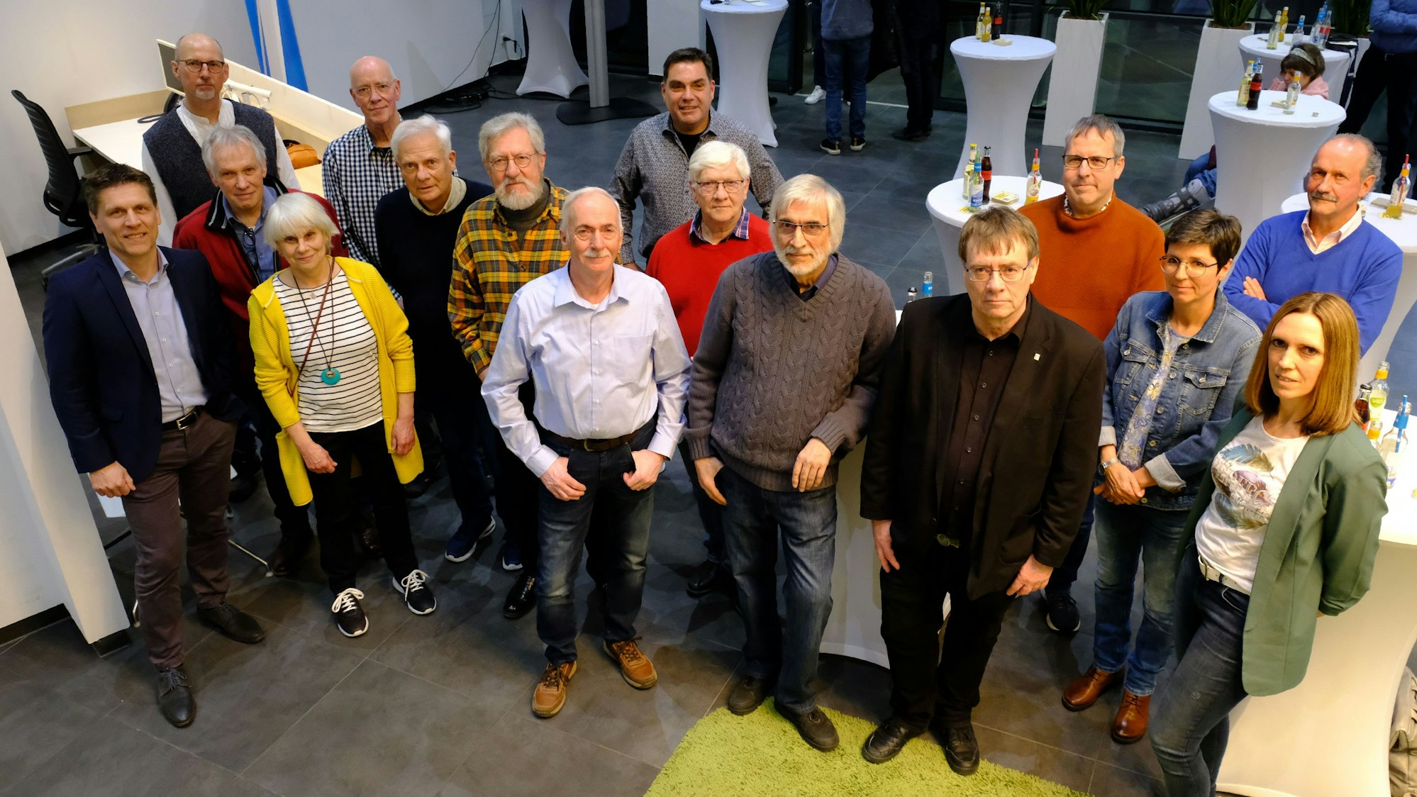 Gruppenbild der Sieger des Fotowettbewerbs der Kölnischen Rundschau und des „Kölner Stadt-Anzeiger“ im Kreis Euskirchen mit e-regio-Geschäftsführer Stefan Dott (l.).