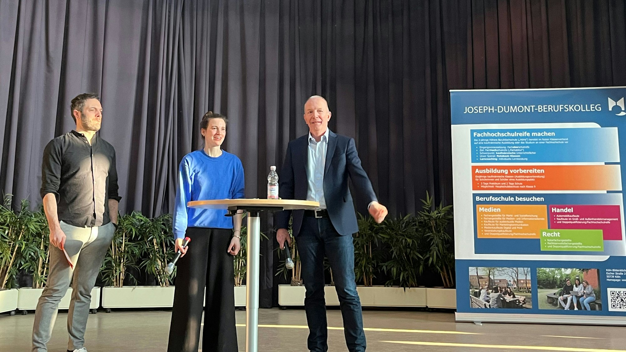 Schulleiter Michael Piek (r.) mit dem Gesundheitsteam des Berufskollegs