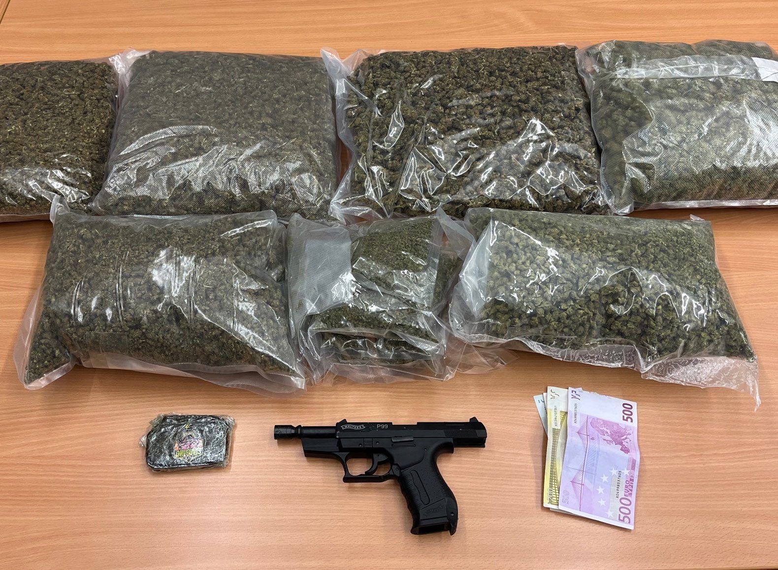 Nordrhein-Westfalen, Dortmund: Marihuana, Bargeld und eine Pistole liegen auf einem Tisch (Aufnahmedatum unbekannt).