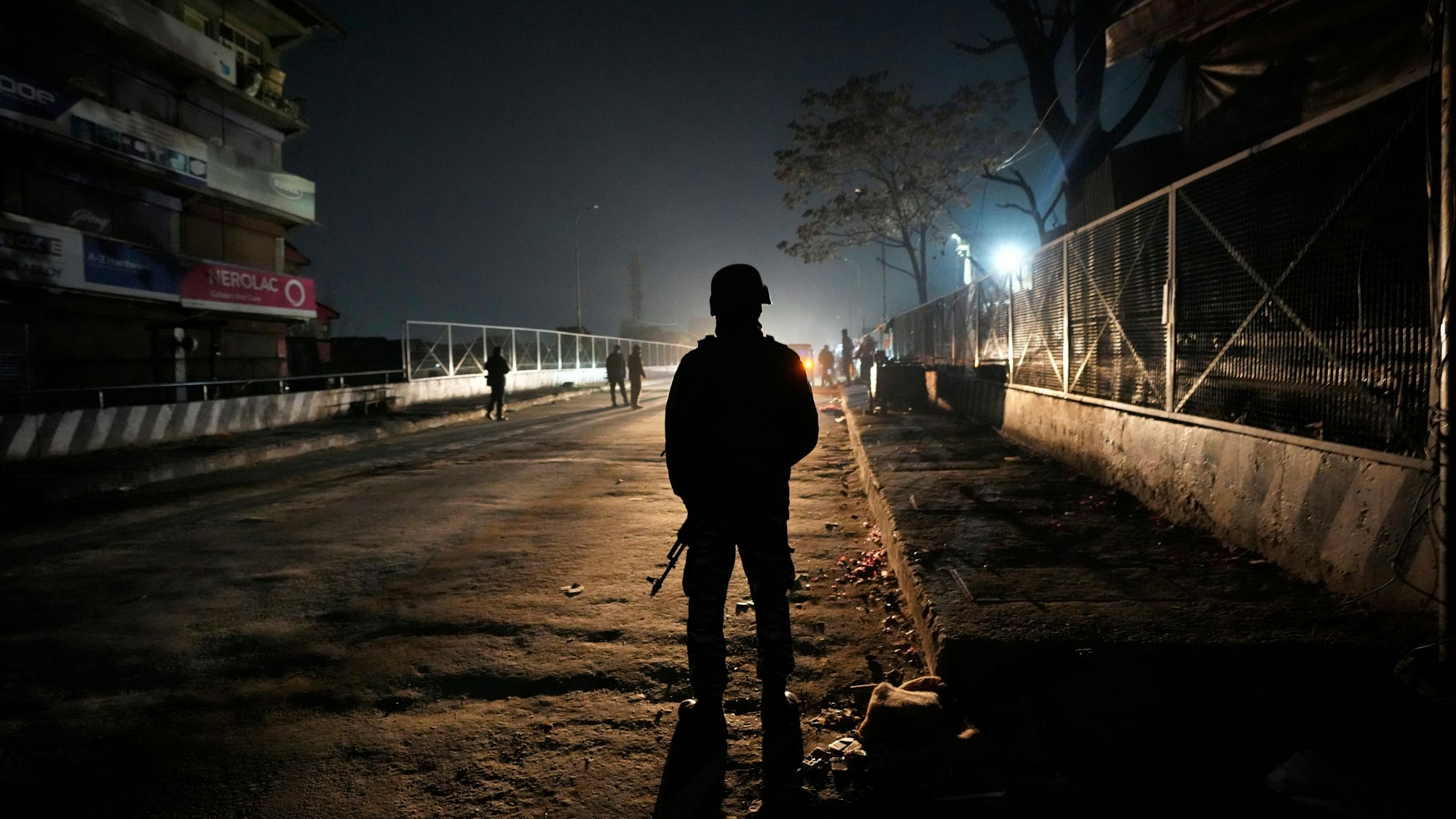 Ein indischer Soldat steht an einer Straße (Symbolbild)