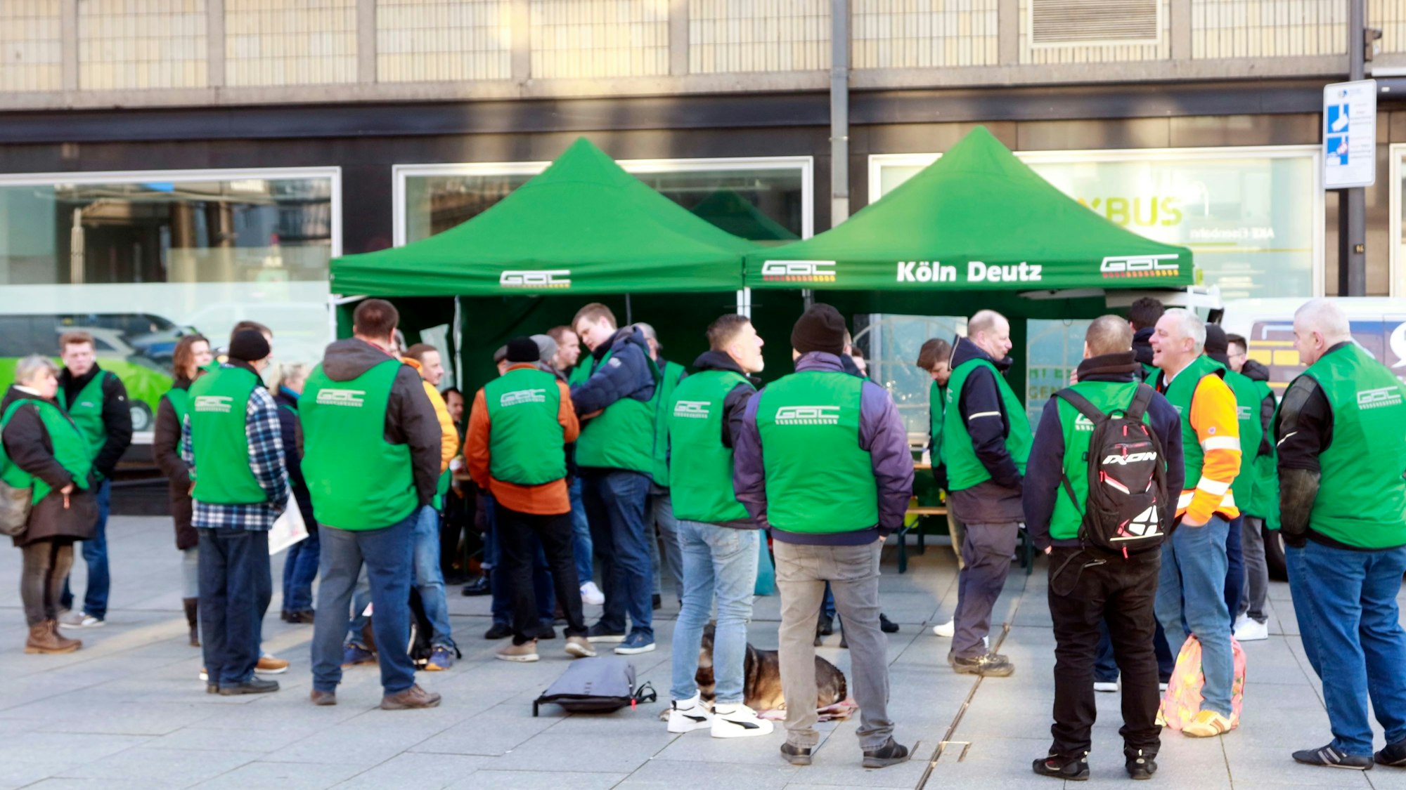 Ein Streikposten der Gewerkschaft der Deutschen Lokomotivführer (GDL) am Vorplatz des Kölner Hauptbahnhofs.