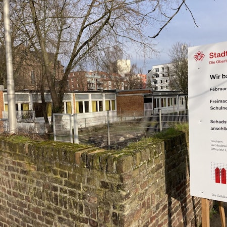 Blick auf ein Schild der Stadt Köln, das Abbrucharbeiten ankündigt.