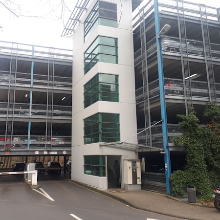 Blick auf ein mehrgeschossiges Parkhaus