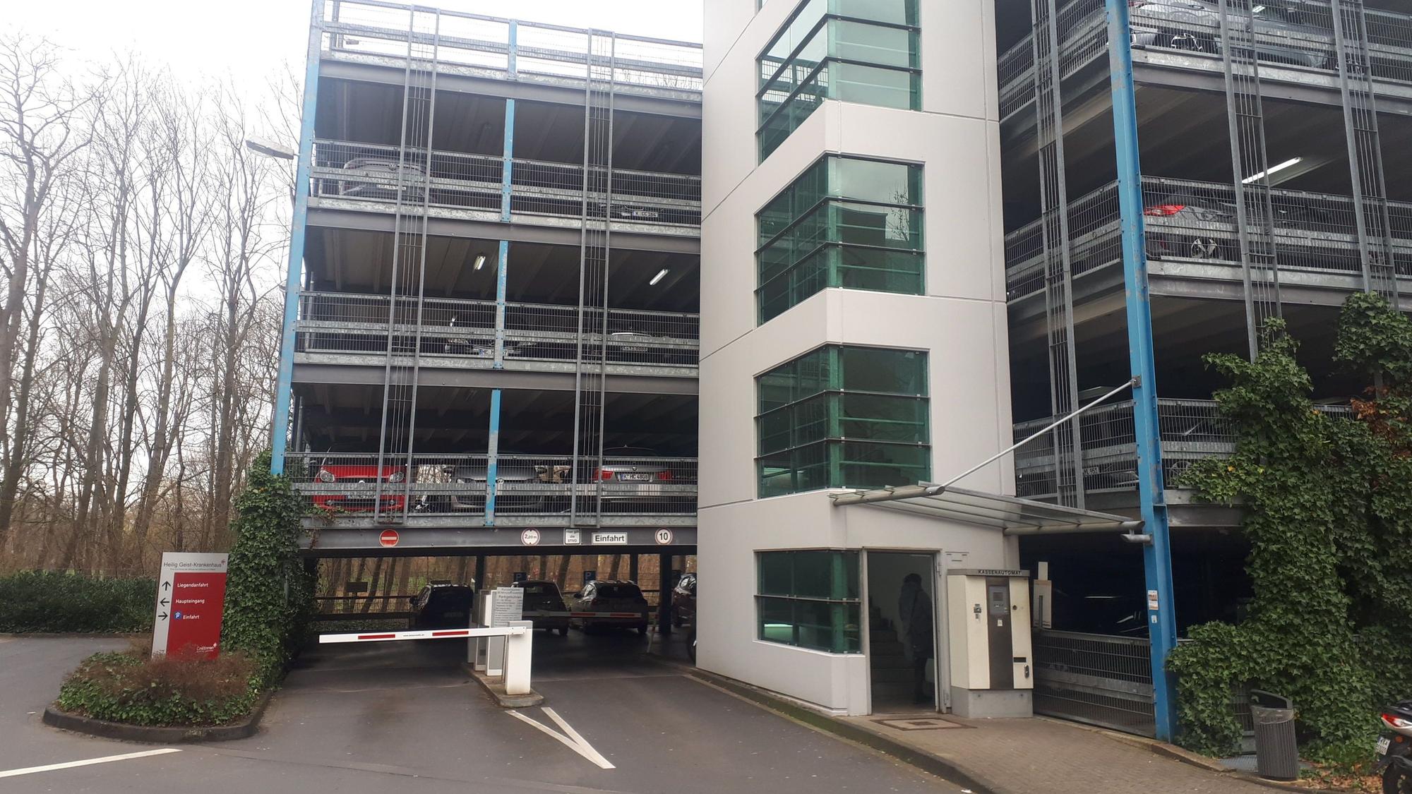 Das klinikeigene Parkhaus des Heilig-Geist-Krankenhauses. Es bietet Parkraum auf fünf Etagen.
