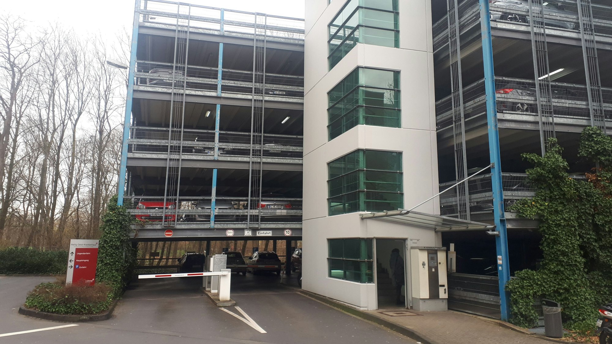 Das klinikeigene Parkhaus des Heilig-Geist-Krankenhauses. Es bietet Parkraum auf fünf Etagen.