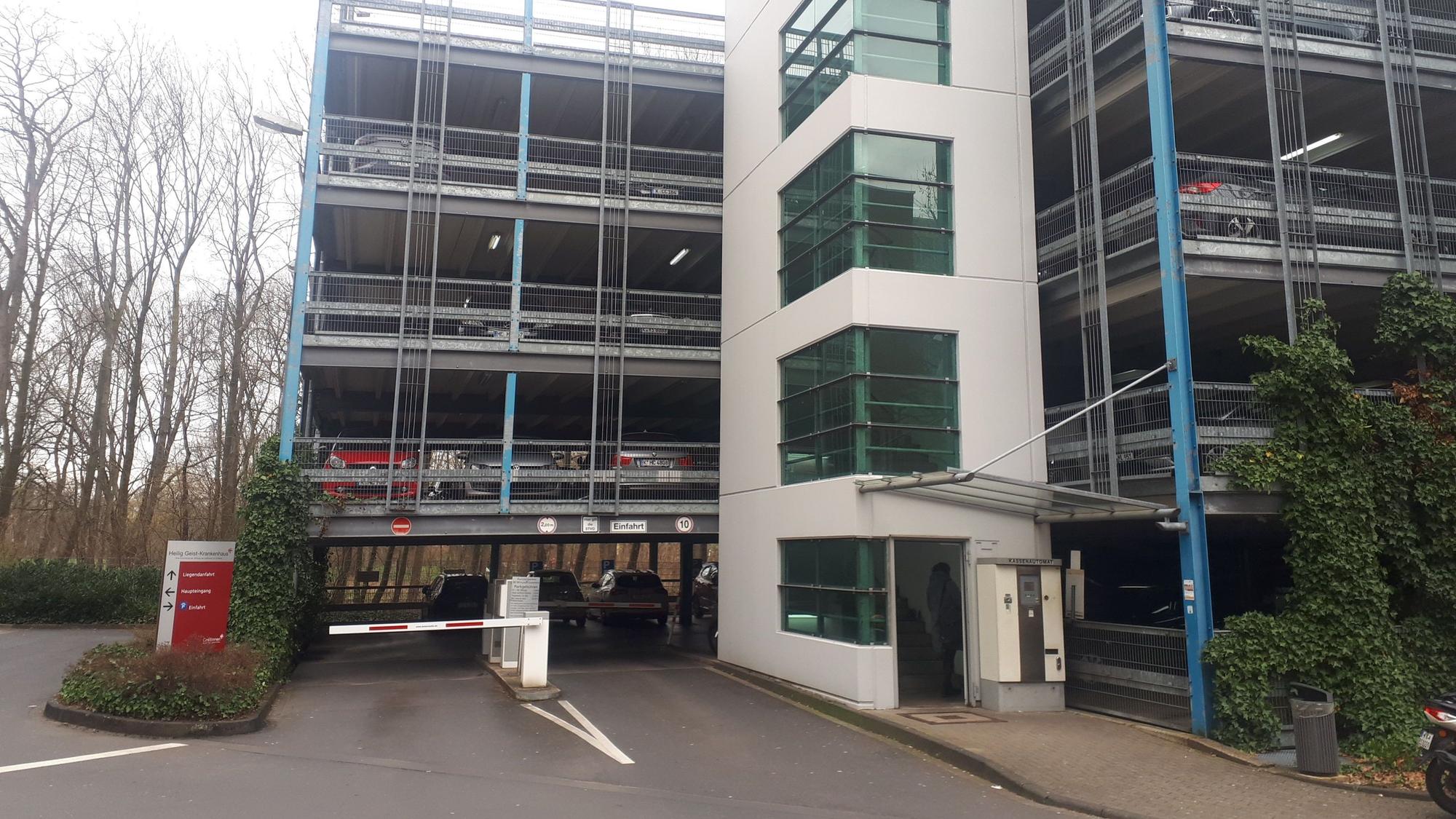 Blick auf ein mehrgeschossiges Parkhaus
