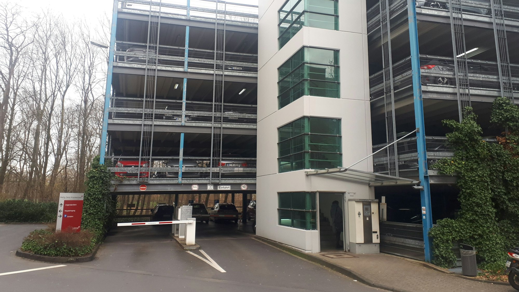 Blick auf ein mehrgeschossiges Parkhaus