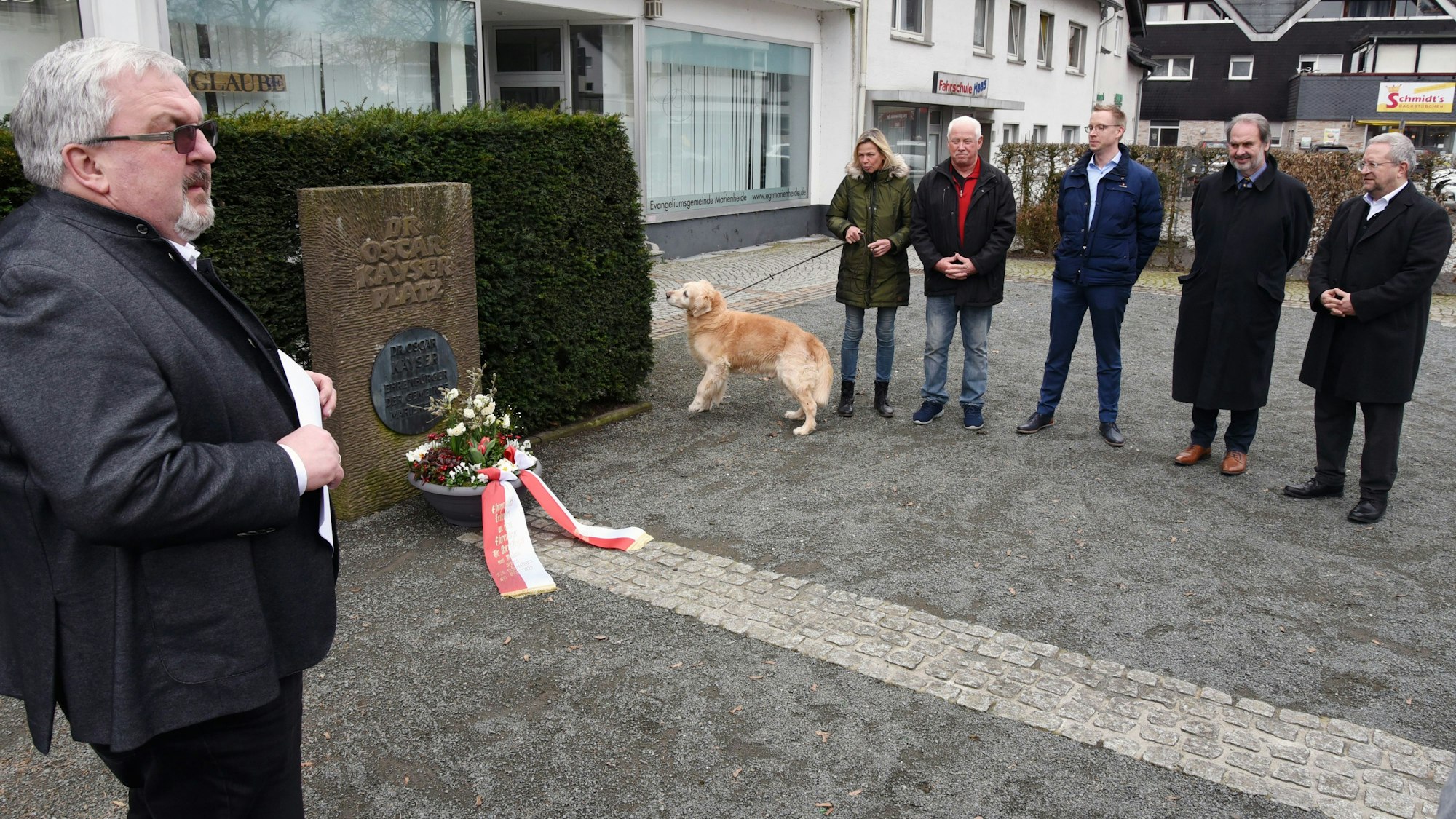 Die Festversammlung am Gedenkstein von Dr. Oscar Kayser.