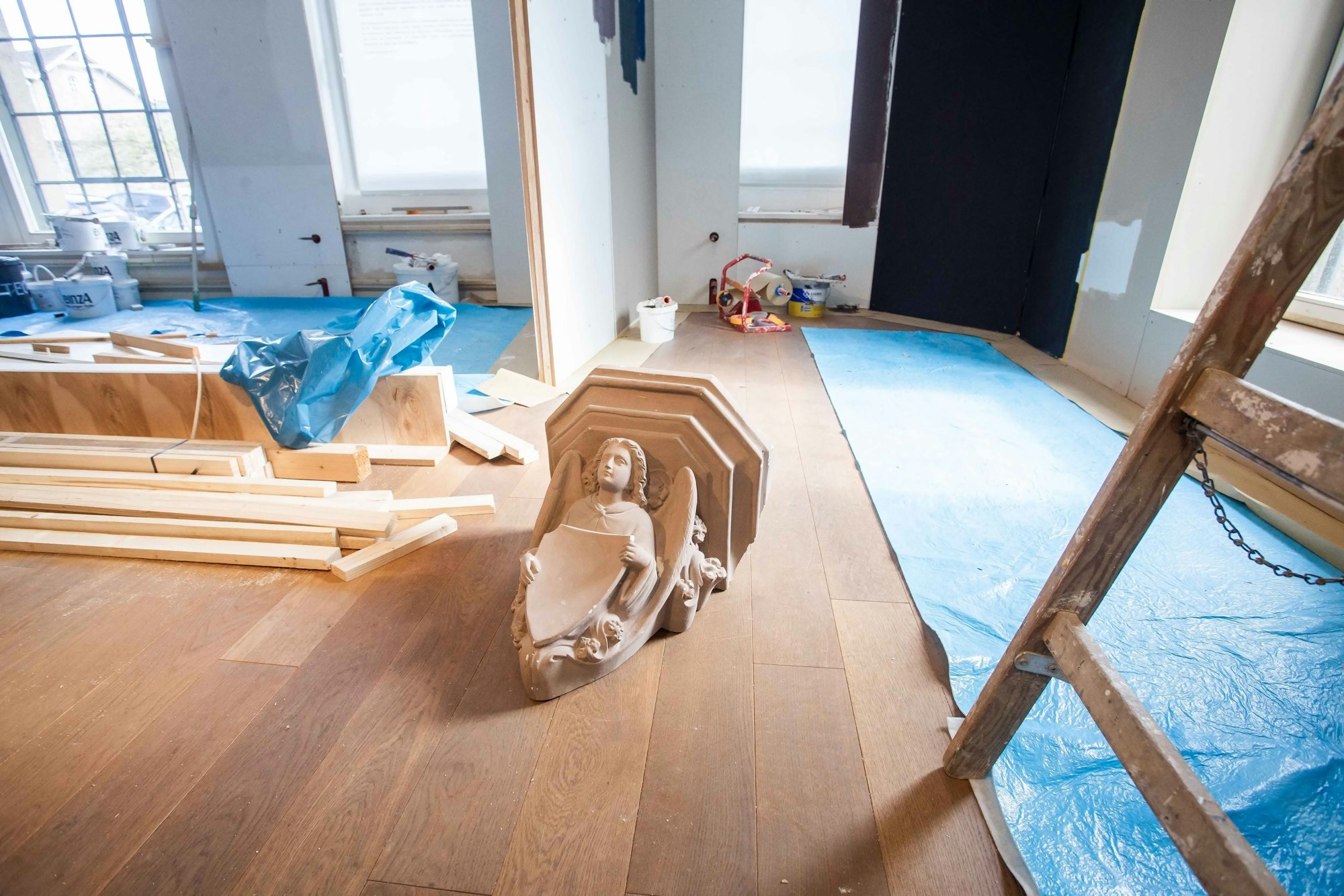 Ein Kirchenkonsole ist auf dem Holzboden des ENgel-Museums abgestellt.