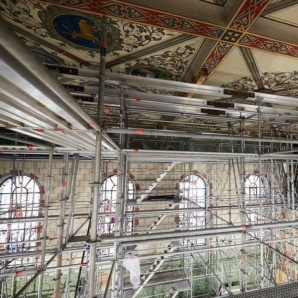 Eine aufwendige Gerüstkonstruktion ist im Innenraum der Pfarrkirche in Holzheim aufgebaut worden, um die Decke abzustützen.