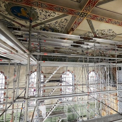 Eine aufwendige Gerüstkonstruktion ist im Innenraum der Pfarrkirche in Holzheim aufgebaut worden, um die Decke abzustützen.