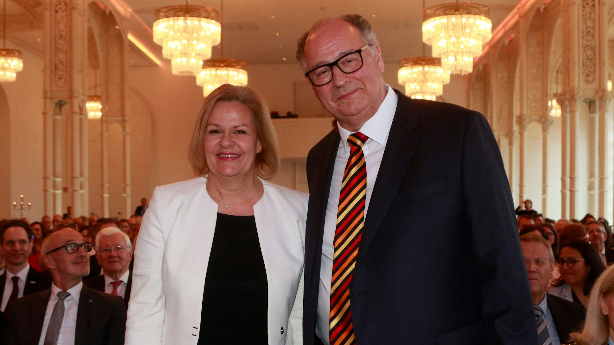 Bundesministerin des Innern und für Heimat Nancy Faeser bei der Verabschiedung von dem Präsidenten des Bundesverwaltungsamtes Christoph Verenkotte.
