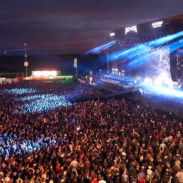 Fans stehen beim Auftritt der britischen Rockband ‚Muse‘ vor der Hauptbühne des Festivals ‚Rock am Ring‘. (Archivbild)