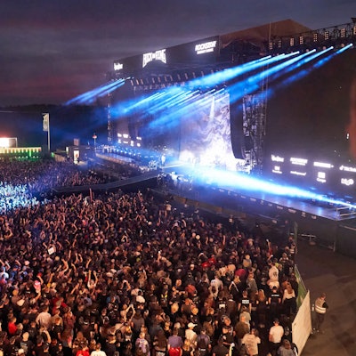 Fans stehen beim Auftritt der britischen Rockband ‚Muse‘ vor der Hauptbühne des Festivals ‚Rock am Ring‘. (Archivbild)