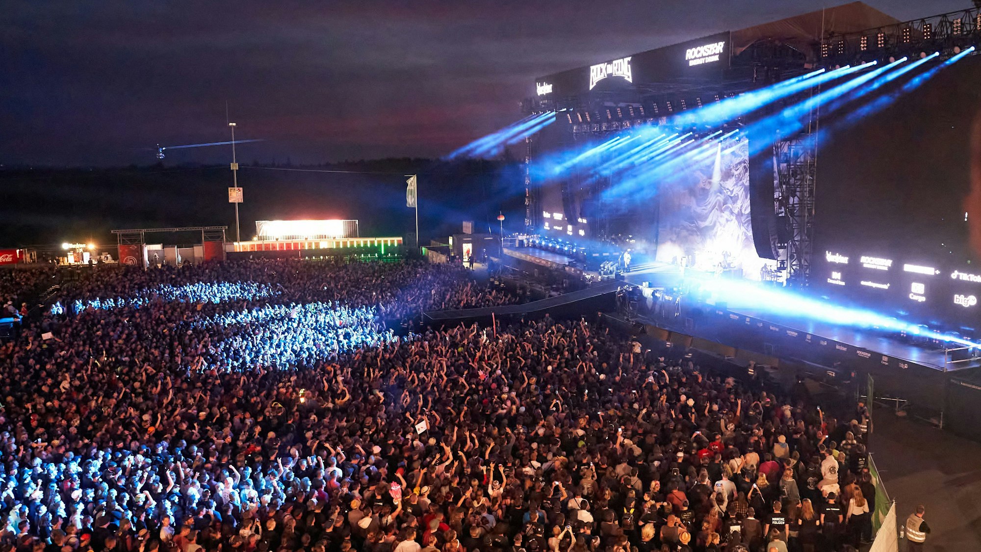 Fans stehen beim Auftritt der britischen Rockband ‚Muse‘ vor der Hauptbühne des Festivals ‚Rock am Ring‘. (Archivbild)