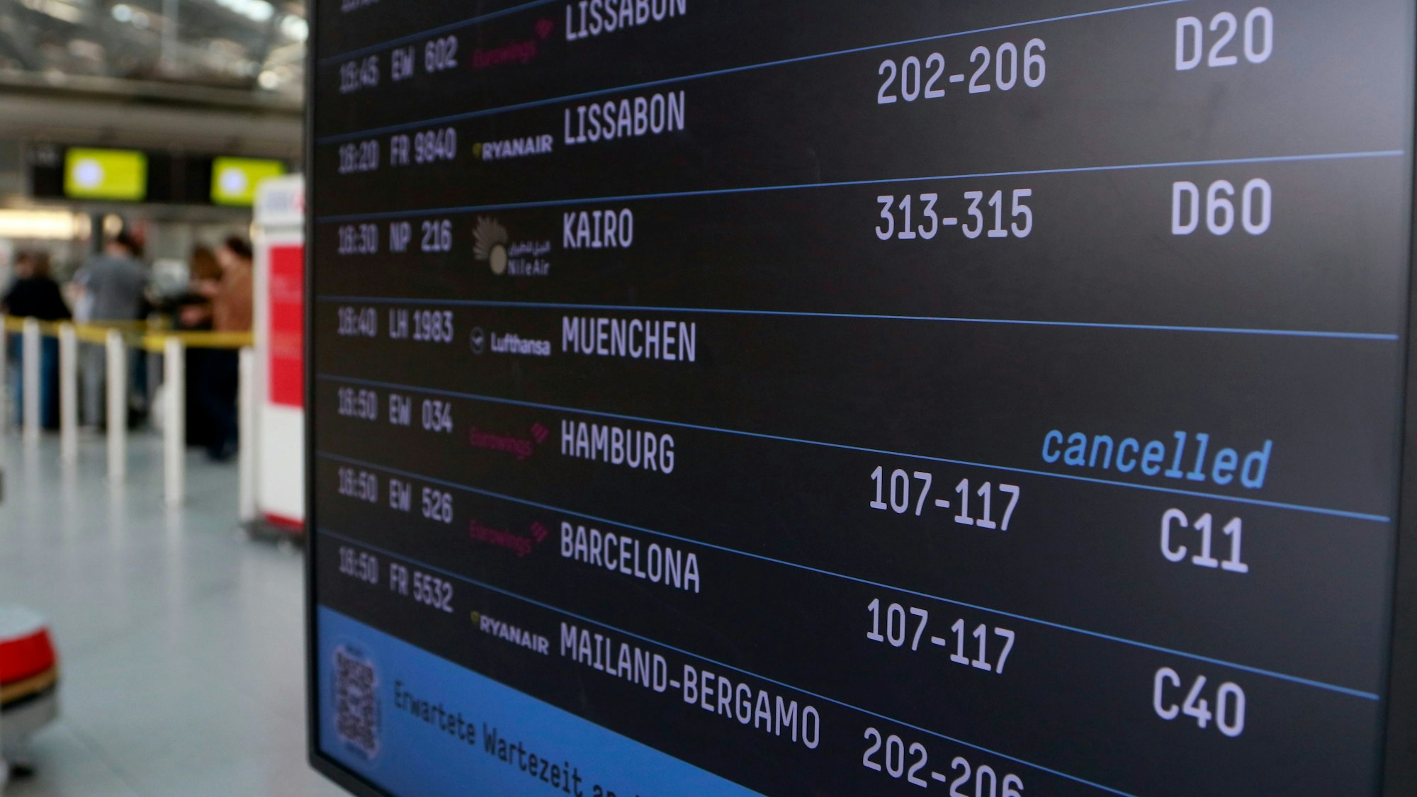 Reisende am Terminal 2 des Flughafens Köln/Bonn müssen wegen des Streiks mehr Zeit mitbringen.