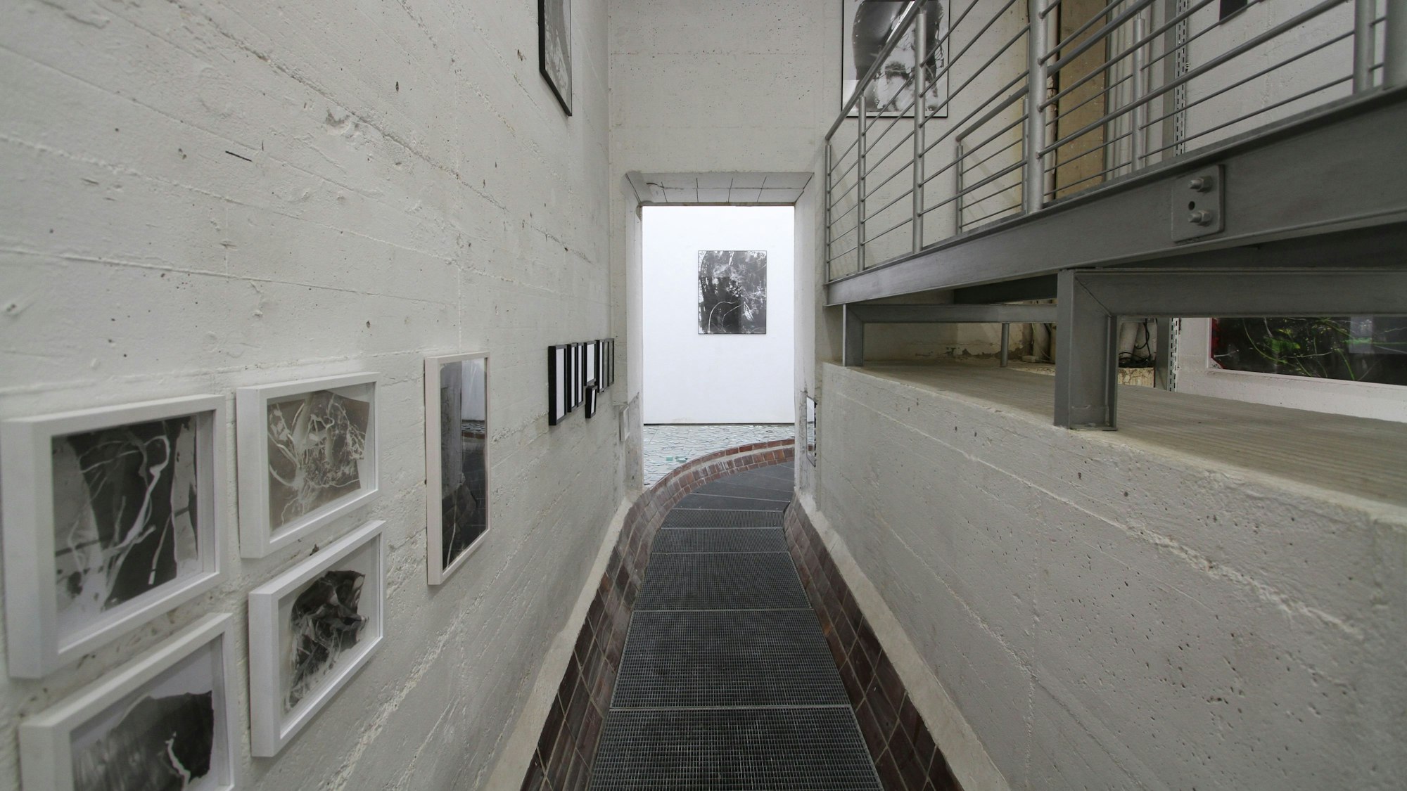 Bilder an den Wänden eines alten Pumpwerk