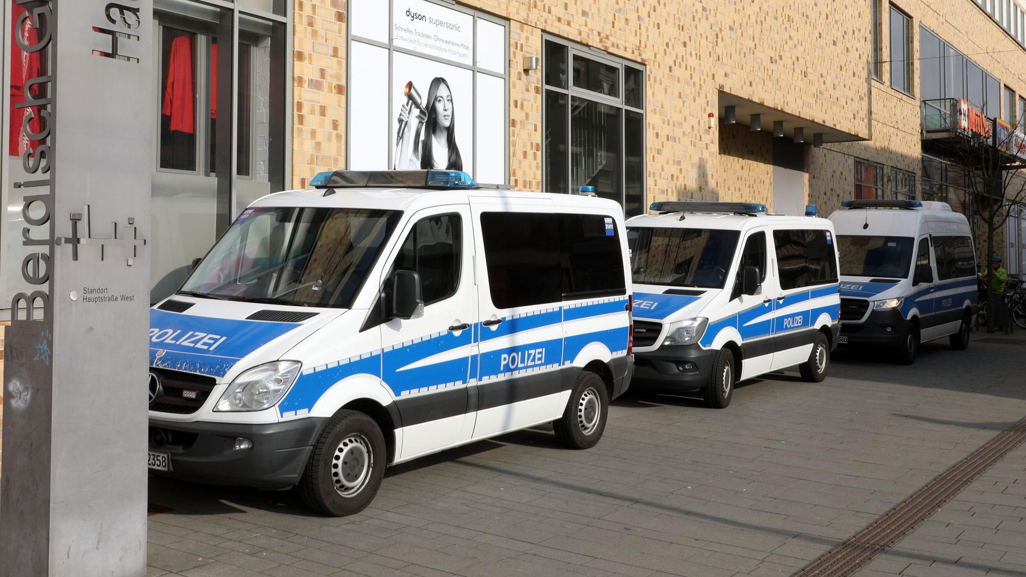 Mannschaftstransportwagen der Bereitschaftspolizei stehen in der Bergisch Gladbacher Fußgängerzone.