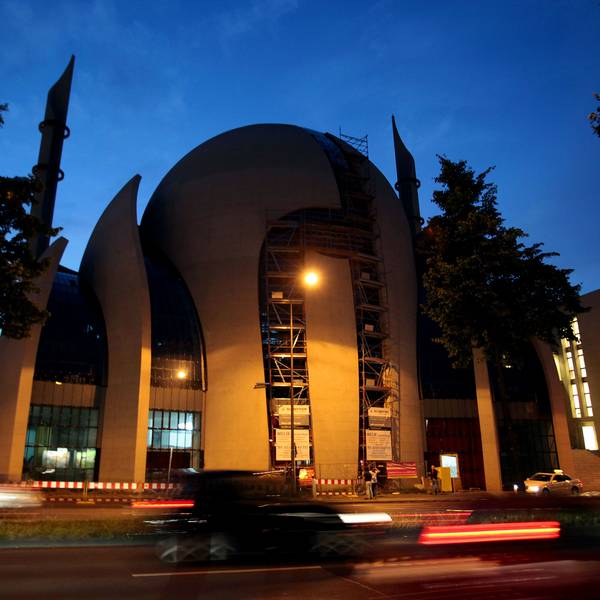 Moschee in Köln in der Abenddämmerung
