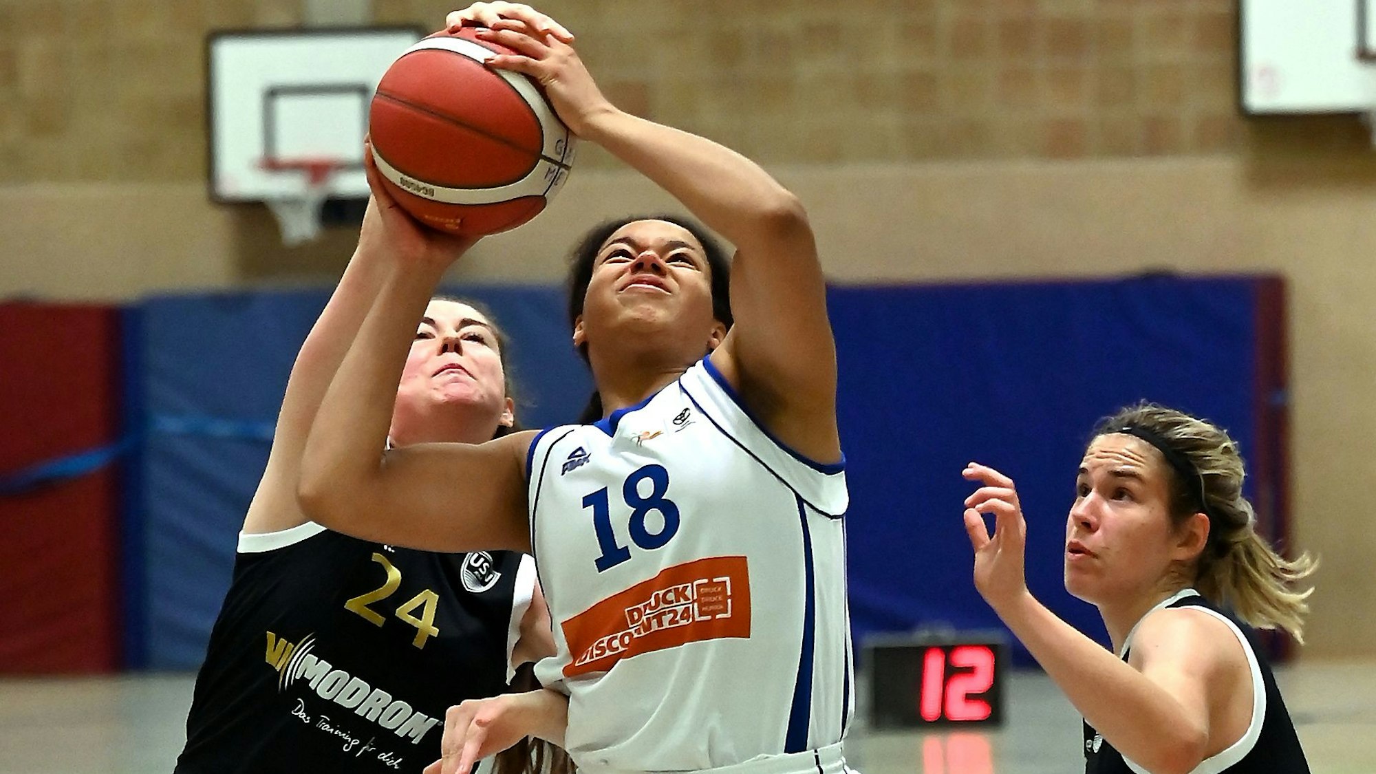 Basketball
BBZ Opladen - Jena
mitte: Olivia Okpara (Opladen)
Foto: Uli Herhaus