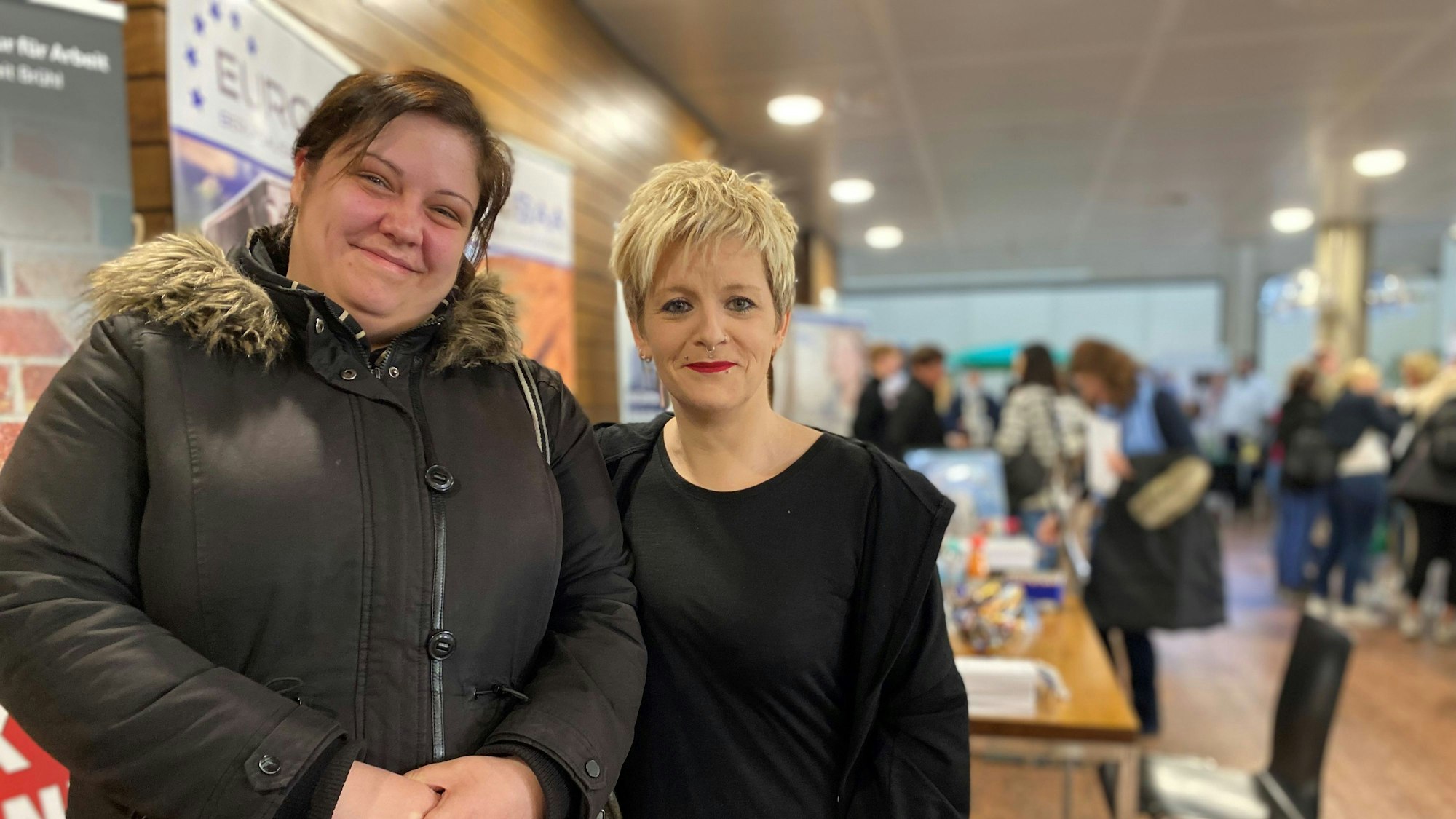 Patrizia Kitz und Sonja Wiedemann stehen im Kreishaus in Euskirchen.