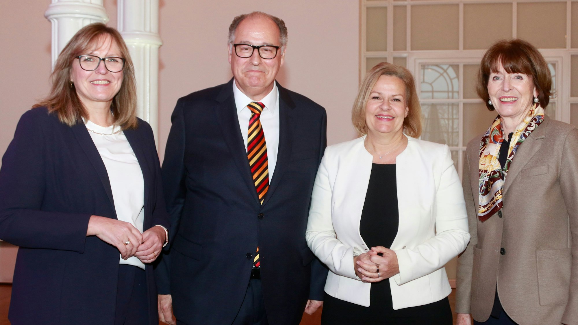 v.l.n.r.: Katja Wilken, Vizepräsidentin des Bundesverwaltungsamtes (BVA), Christoph Ehrenkotte, Nancy Faeser, Bundesministerin des Innern und für Heimat und Oberbürgermeisterin Henriette Reker